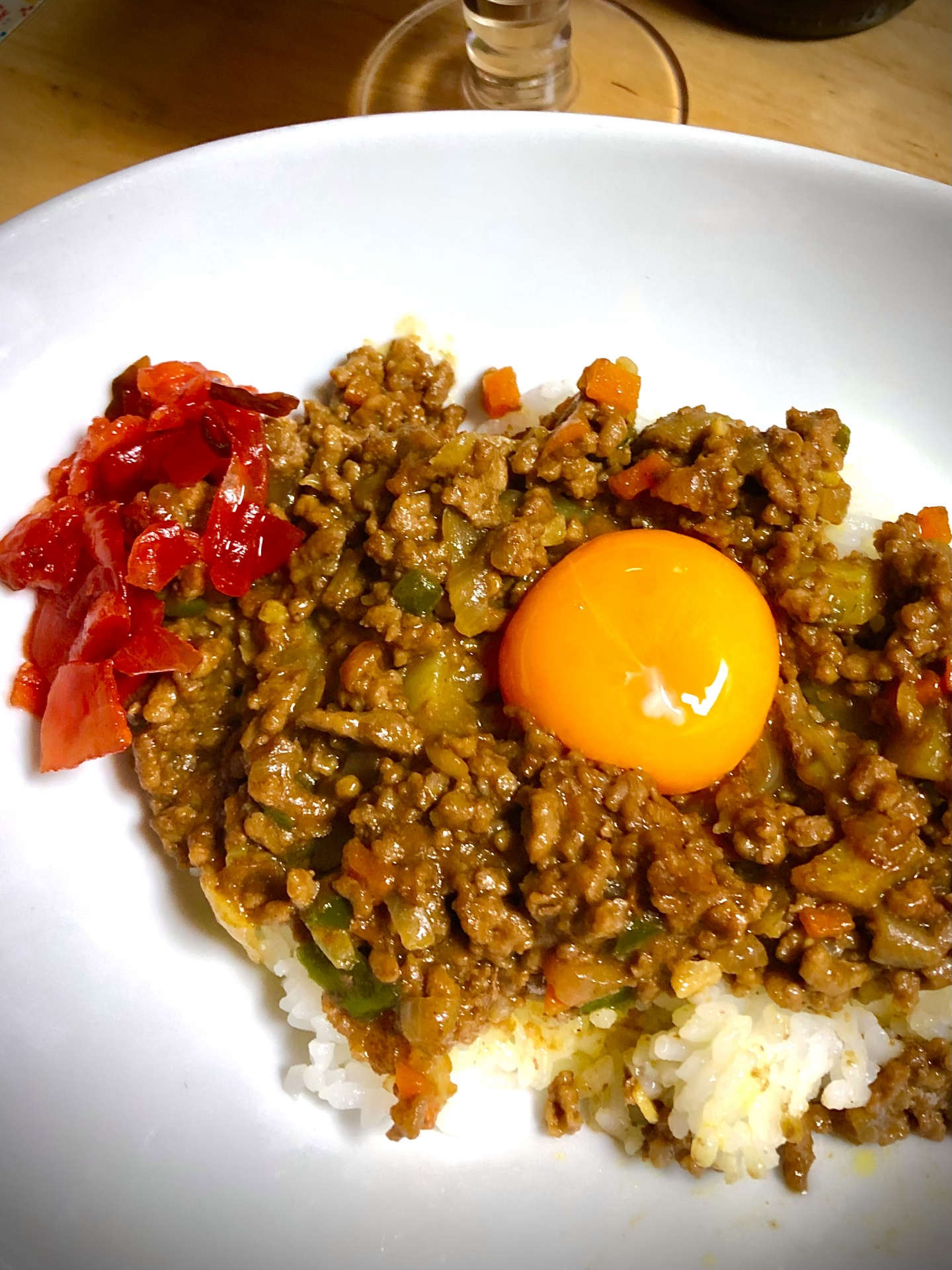 キーマカレーと白トップスに付いたカレーのしみ抜き手順