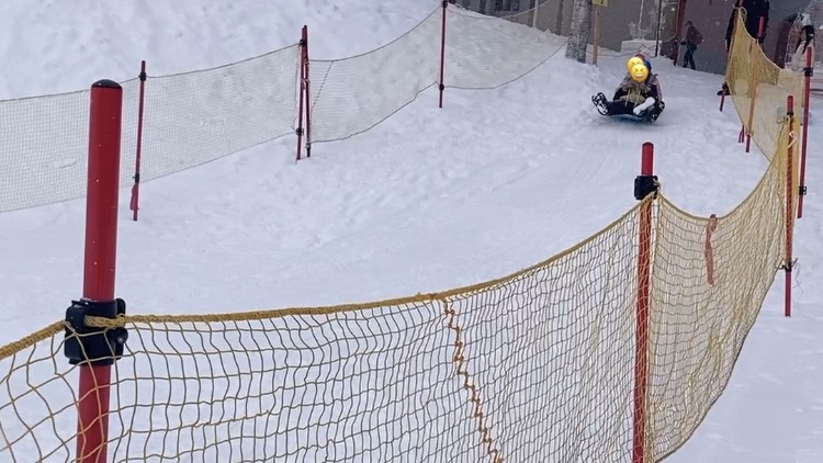 二人乗りでソリ滑り