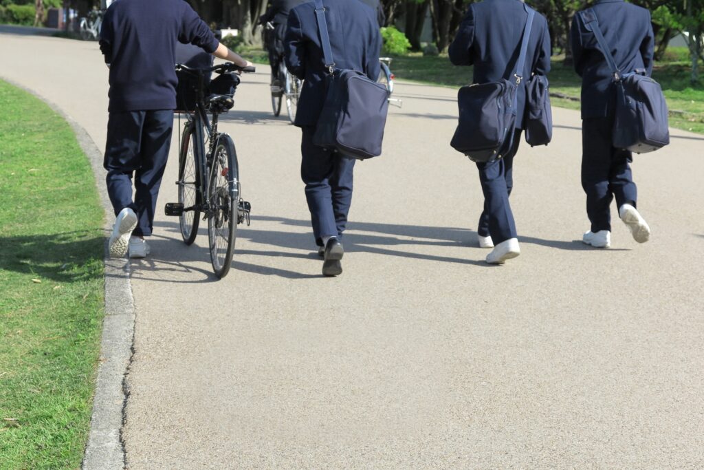 男子学生の登校風景
